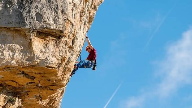 Cat Runner escalando en Mallorca en el talent show The Climb