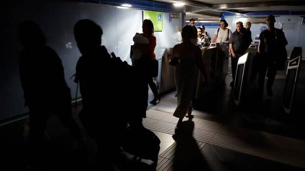 Usuarios del metro de Madrid abandonan la estación tras el apagón del lunes 28 de abril - EFE/Mariscal | EFE/Mariscal