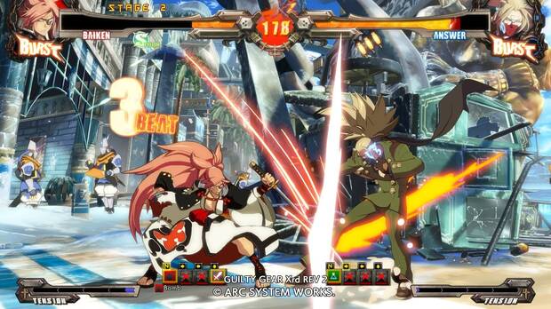 Baiken domina las cortas distancias y evita que su presa huya a la otra esquina de la pantalla.