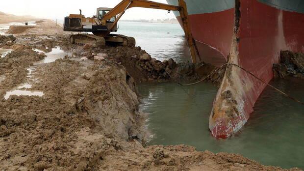 Operadores solucionando el bloqueo del Canal de Suez.