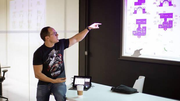 Raluy impartiendo una clase.