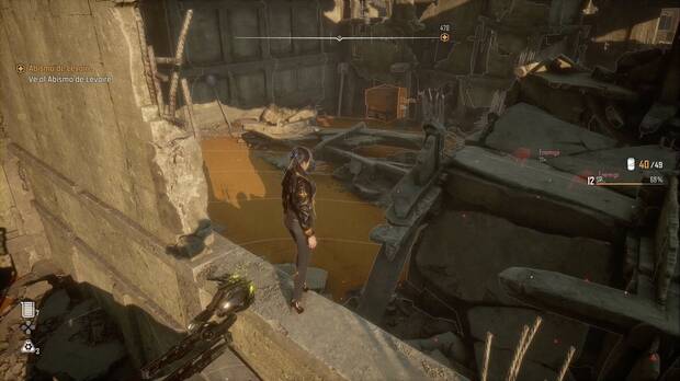Stellar Blade - Lastas: entrada al edificio en ruinas con la caja amarilla que permite llegar al callejón con la caja de la lata Nuclear líquido