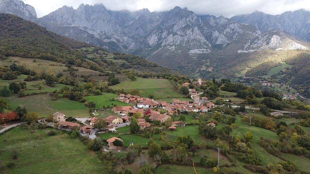 Vista general de Mogrovejo, el pueblo de Cantabria