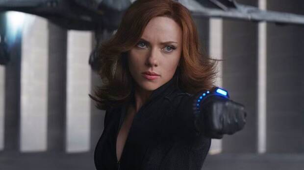 Scarlett Johansson como Viuda Negra