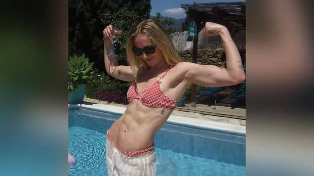 Sophie Turner luce músculo