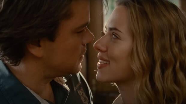 Matt Damon y Scarlett Johansson d�ndose un beso en Un lugar para so�ar