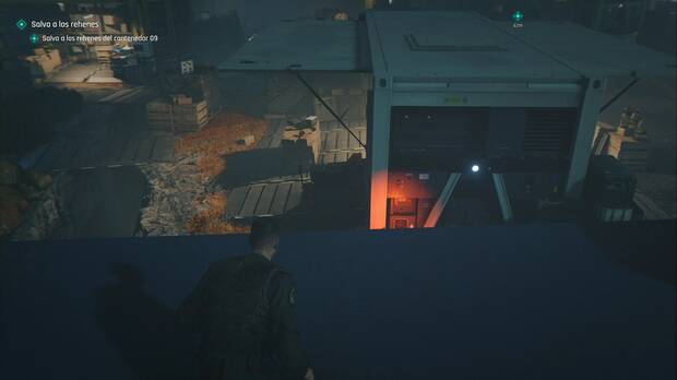 007 First Light - Contra todo pron�stico; contenedor abierto junto a B4