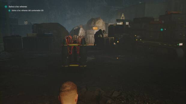 007 First Light - Contra todo pron�stico; guardia revisando las cajas en la zona central del campamento