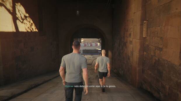 007 First Light - Un paso imposible; James sigue a Monroe por la base de Malta hacia la zona de entrenamiento