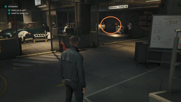 007 First Light - El fondo de la cuestión; punto del fondo del laboratorio de Q donde puede encontrarse el objeto de Informacion sobre Selina Tan, en una mesa al lado de la fotocopiadora