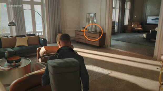 007 First Light - Un nuevo hogar; ubicación del objeto de información Lennox Monroe en el lado derecho del salón