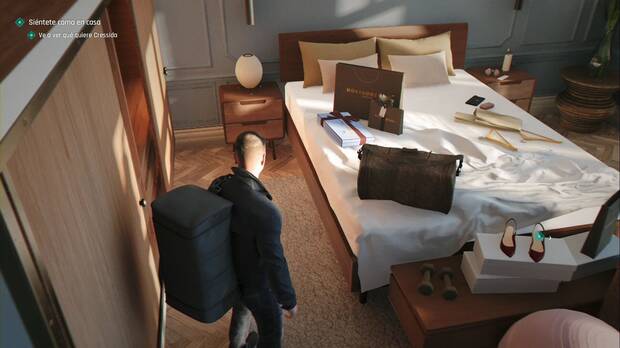 007 First Light - Un nuevo hogar; ubicación del objeto de información Cressida Bright sobre la cama de la habitación de Cressida