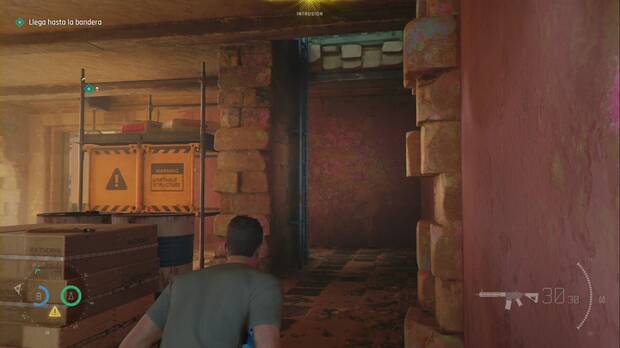 007 First Light - Un nuevo hogar; escalera de mano que lleva a la zona alta de la base