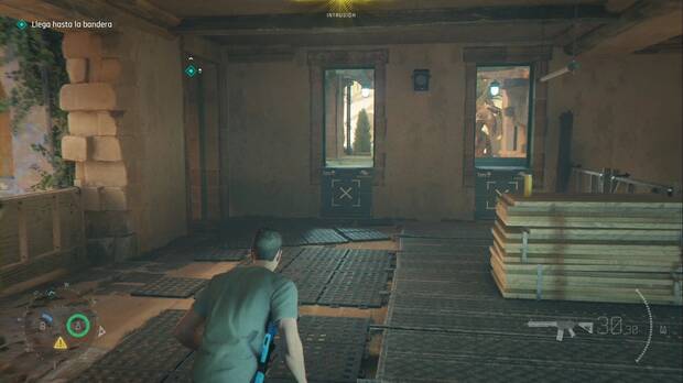 007 First Light - Un nuevo hogar; ventanas del fondo del pasillo con el altavoz y la barandilla desde la que puedes atacar a un guardia