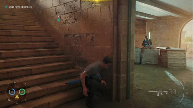 007 First Light - Un nuevo hogar; guardia en la sala escaleras abajo desde el punto de distracción de la caja de munición