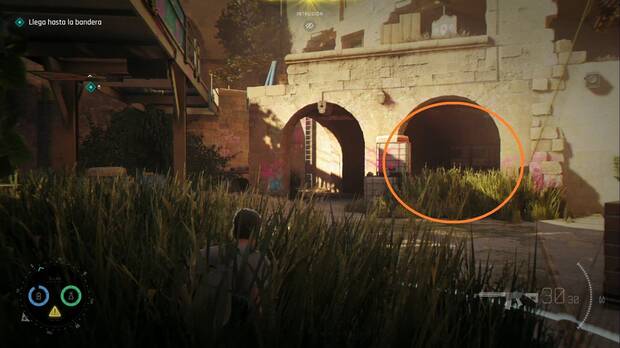 007 First Light - Un nuevo hogar; entrada del arco derecho del patio inferior de la base