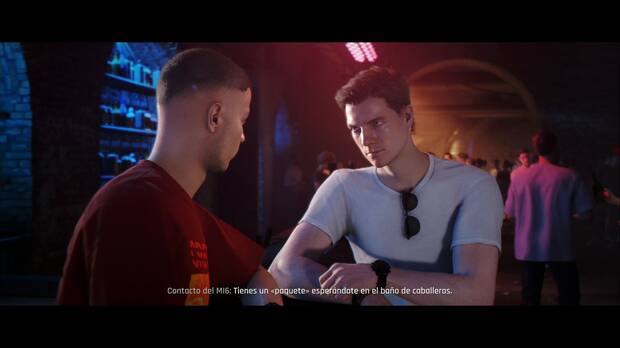 007 First Light - Una noche de fiesta; James habla con el contacto de rojo en la barra del bar