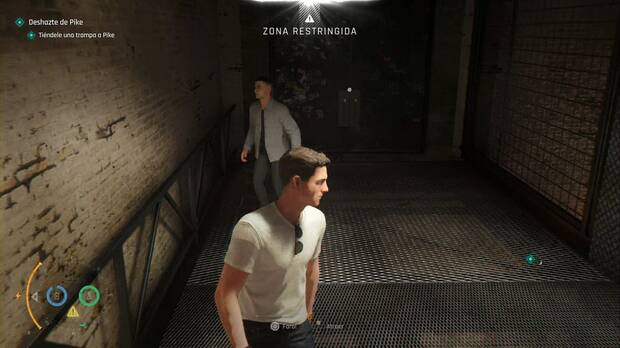007 First Light - Una noche de fiesta; Pike camina hacia la trampa