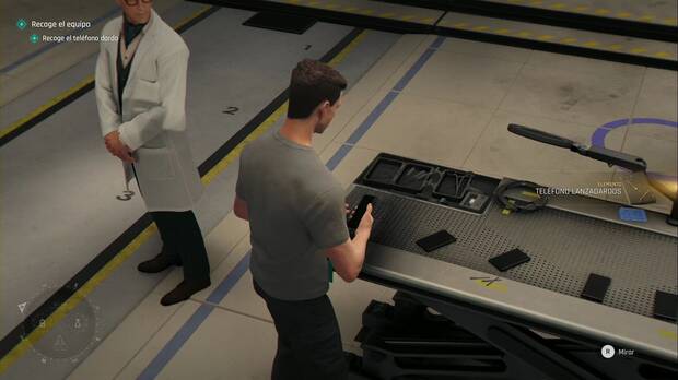 007 First Light - Un nuevo hogar; teléfono lanzadardos sobre la mesa del laboratorio de Q