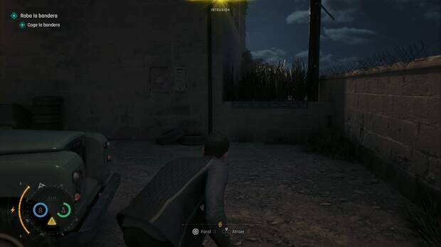 007 First Light - Un nuevo hogar; zona de hierba alta al fondo del aparcamiento de los jeeps