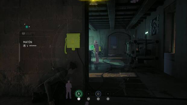007 First Light - Un nuevo hogar; soldado hablando por teléfono en la sala del fondo de la primera planta