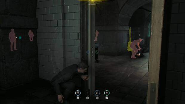 007 First Light - Todo el tiempo del mundo; guardias comprobando los dos primeros vigilantes inconscientes de la lavander�a
