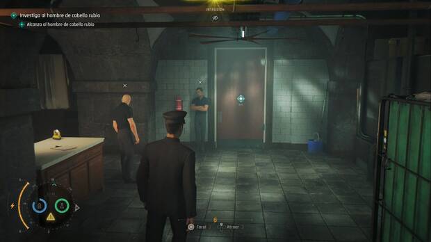 007 First Light - Todo el tiempo del mundo; James camina hacia el objetivo disfrazado de personal del hotel