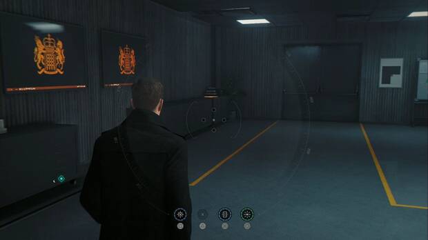 007 First Light - Renacer; ubicación del coleccionable de Información Niko y Tero Murto sobre una mesa en la zona posterior de la planta de Operaciones