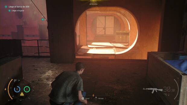 007 First Light - El pasado nunca muere; punto de la plataforma adyacente a la cámara de seguridad por el que seguir avanzando hacia 009