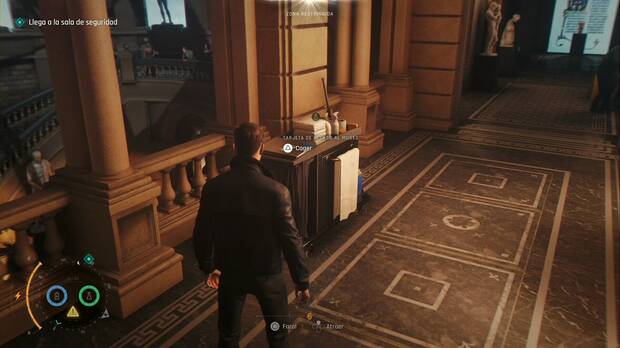 007 First Light - Sin invitación; tarjeta de acceso sobre el carrito de la limpieza de la galería de la primera planta