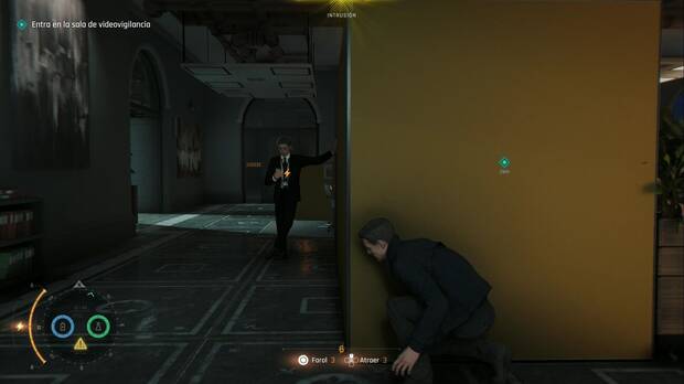 007 First Light - Sin invitación; vigilante trasteando con el móvil en una de las esquinas de la sala de seguridad