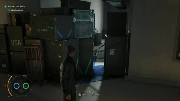 007 First Light - Sin invitación; hueco entre las cajas del sótano bloqueado con un candado