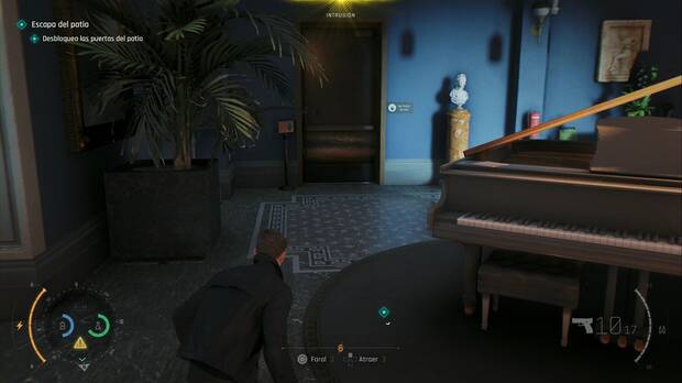 007 First Light - Sin invitación; puerta a la sala de mantenimiento en el comedor, con una carta encima