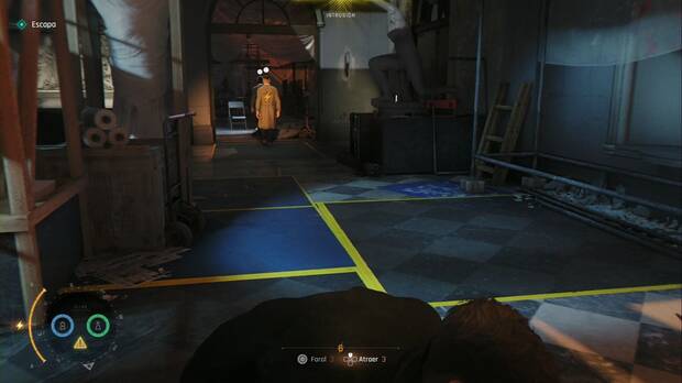 007 First Light - Sin invitación; James escapa de los guardias que van a comprobar la zona de torturas