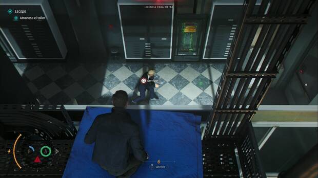 007 First Light - Sin invitación; un guardia pasa por debajo de James mientras está en el techo del taller