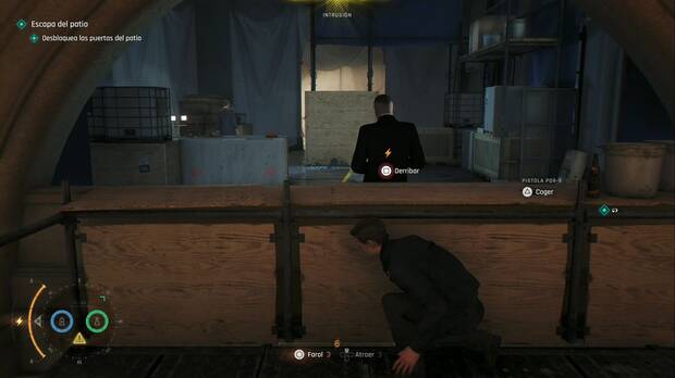 007 First Light - Sin invitación; guardias en el lado opuesto al que entras al patio, patrullando y vigilando