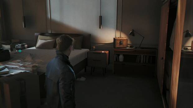 007 First Light - Sin invitación; objeto de información James Bond sobre la mesita a la derecha de la cama de James