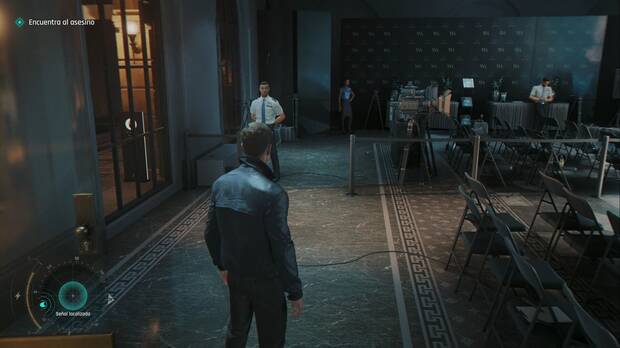 007 First Light - Sin invitación; guardia en la zona de la sala de prensa del evento