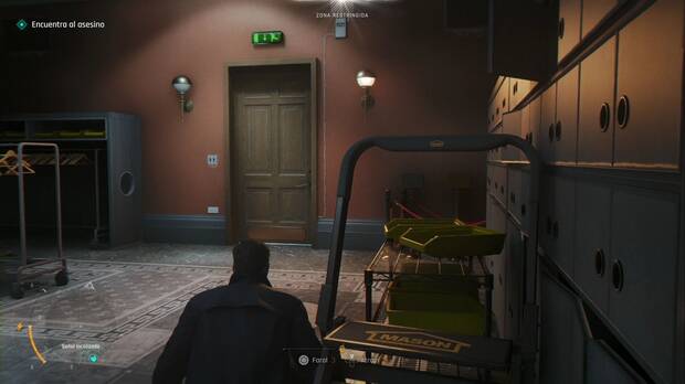 007 First Light - Sin invitación; puerta de la salida de emergencia de la zona del guardarropa