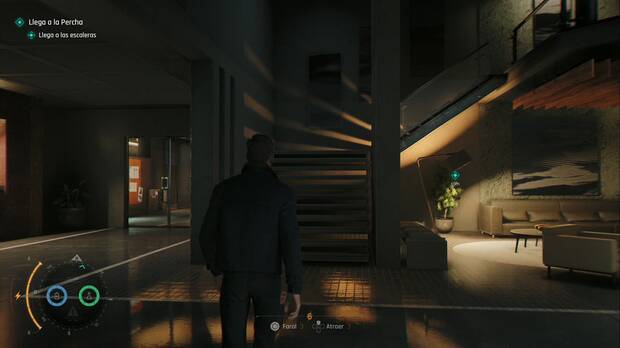 007 First Light - Ocaso del caballero; escaleras que llevan a lo alto de la sala de estar del personal