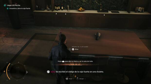 007 First Light - Ocaso del caballero; ubicaci�n de la insignia del club Blades en la mesa del bar del �tico de Nicholas Webb
