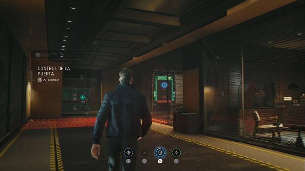 007 First Light - Ocaso del caballero; James piratea un cierre en la zona del pasillo con los sensores de seguridad