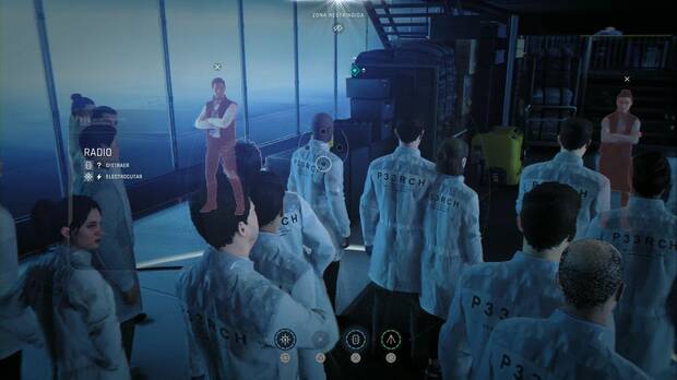 007 First Light - Ocaso del caballero; James se esconde entre una multitud para despistar al personal de seguridad