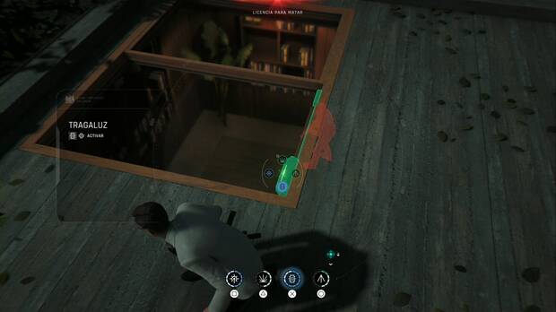 007 First Light - Sin tiempo para morir; guardia vigilando la casa donde está retenido Ellis visto desde un tragaluz