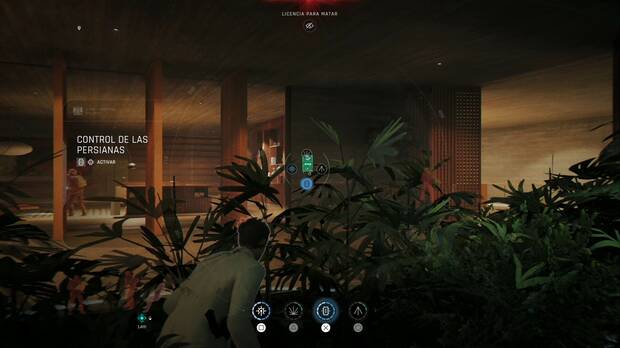 007 First Light - Sin tiempo para morir; panel de control de las persianas visto desde la zona de hierba alta de la planta baja