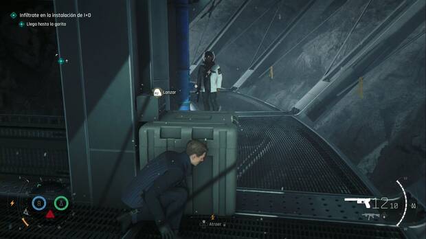 007 First Light - La ola del futuro; James llama la atenci�n del segundo guardia del cruce en la zona de tuber�as