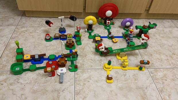 En esta imagen pod�is ver cuatro sets construidos: el pack de inicio, Casa del tesoro de Toad, Superderrape de la Planta Pira�a y Avalancha de Bill Balazos.