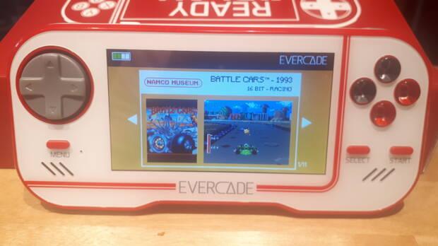 El tamaño de Evercade es similar al de PS Vita, con un peso más ligero y una pantalla del tamaño de la de PSP.
