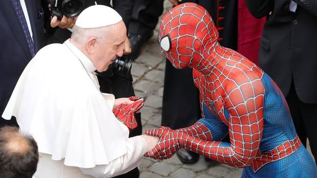 Spiderman y el Papa Francisco en Roma