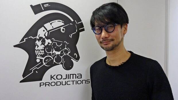 Hideo Kojima con el logo de Kojima Productions.